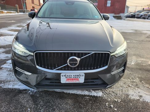 Used 2022 Volvo XC60 B5 Momentum image 1