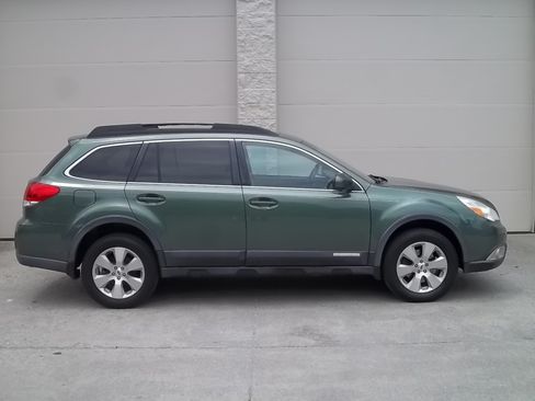 Used 2011 Subaru Outback 3.6R Limited AWD/4WD image 9