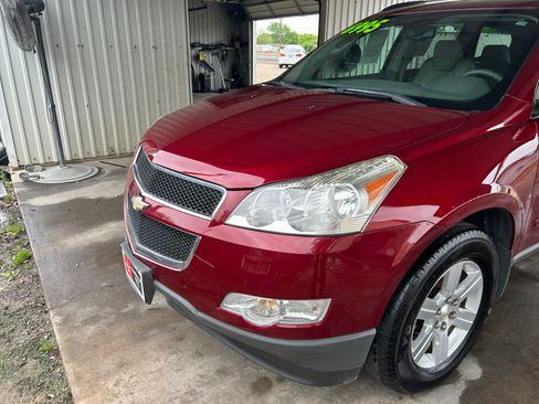Used 2009 Chevrolet Traverse LT image 2