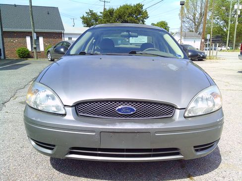 Used 2004 Ford Taurus SE Sedan FWD image 2