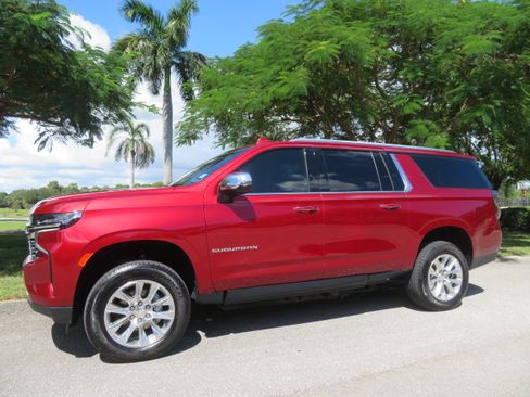 Used 2023 Chevrolet Suburban Premier image 4