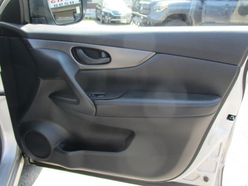 Used 2017 Nissan Rogue Sport S image 23