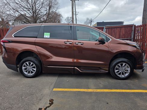 Used 2022 Toyota Sienna XLE image 4