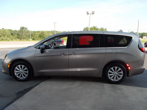 Used 2017 Chrysler Pacifica Touring FWD image 8