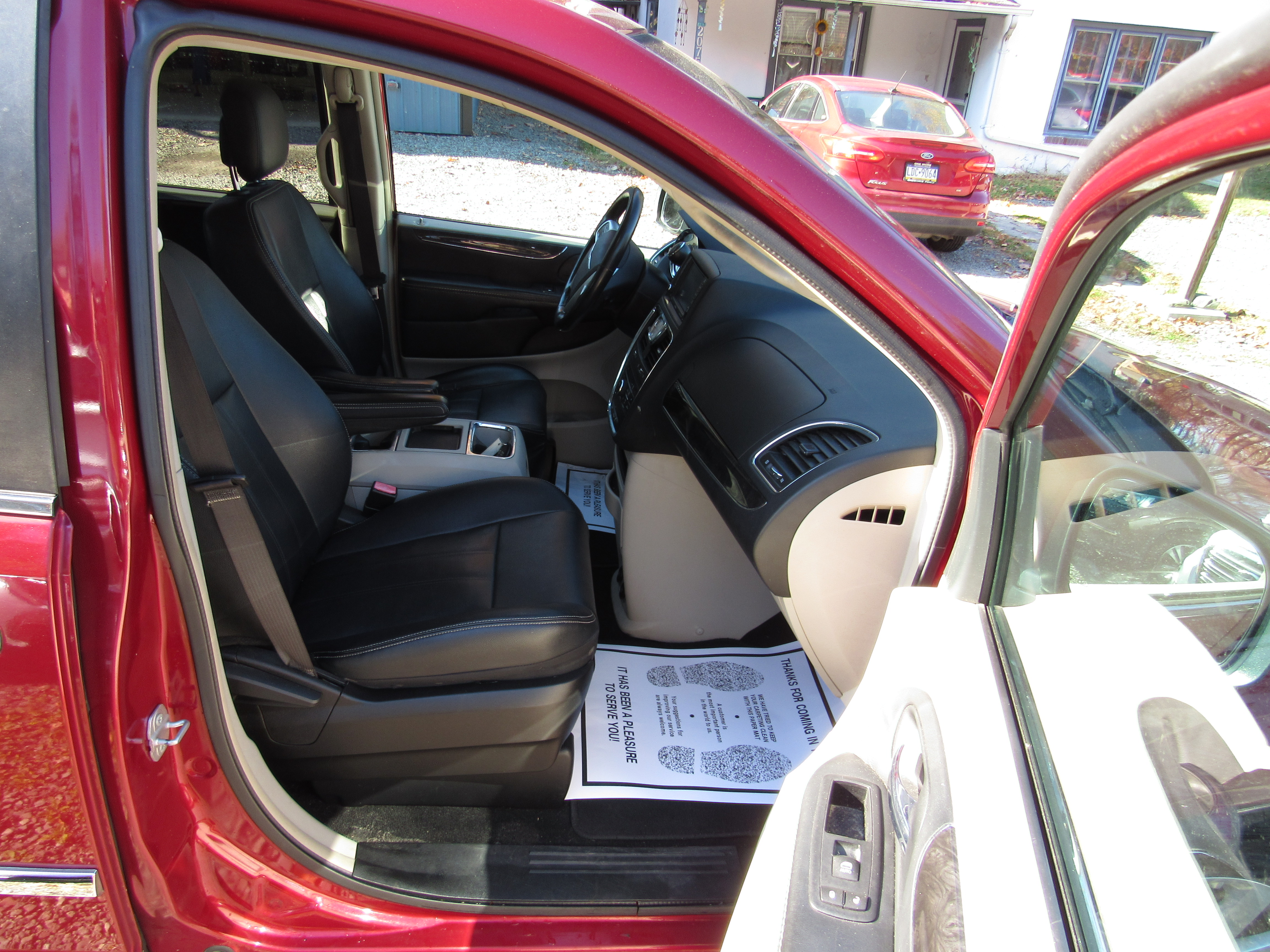 Used 2015 Chrysler Town & Country Touring FWD image 19