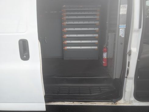 Used 2015 Chevrolet Express 3500 image 18