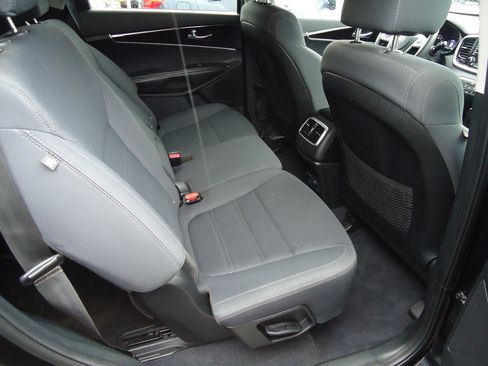 Used 2019 Kia Sorento LX image 10