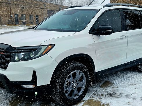 Used 2025 Honda Passport TrailSport image 2