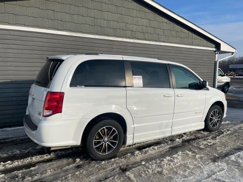 Used 2017 Dodge Grand Caravan SXT image 12