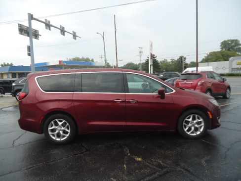 Used 2019 Chrysler Pacifica Touring Plus FWD image 18