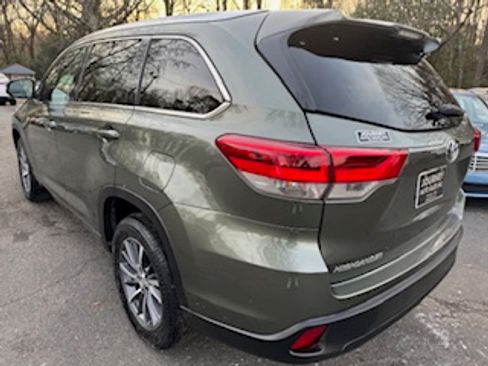 Used 2017 Toyota Highlander XLE image 2