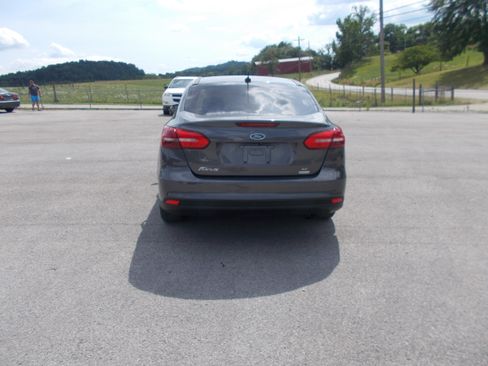 Used 2017 Ford Focus SE Sedan FWD image 3