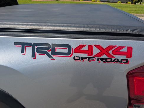 Used 2017 Toyota Tacoma TRD Off-Road image 5