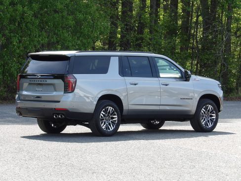 Used 2025 Chevrolet Suburban Z71 image 8