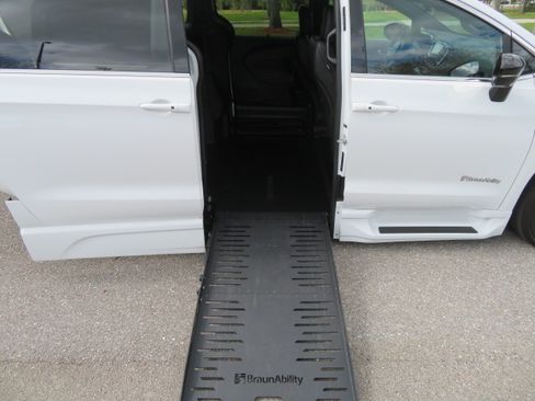 Used 2025 Chrysler Pacifica Select FWD image 19