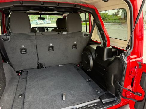 Used 2019 Jeep Wrangler 4WD Unlimited Sahara image 41