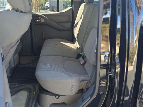 Used 2011 Nissan Frontier SE image 20