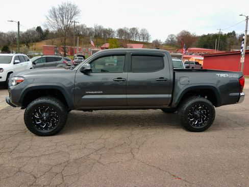 Used 2018 Toyota Tacoma TRD Off-Road image 2