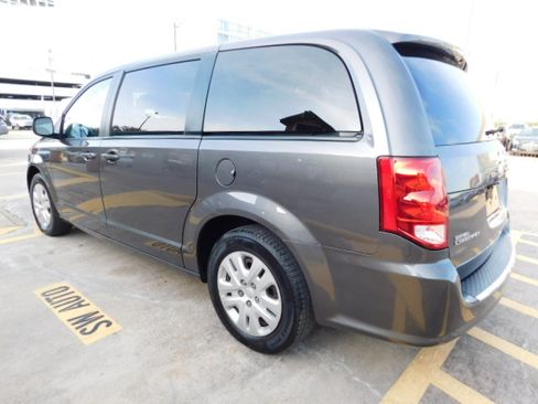 Used 2018 Dodge Grand Caravan SE image 5