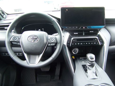 Used 2024 Toyota Venza Limited image 12