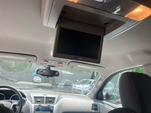 Used 2011 Chevrolet Traverse LT image 27