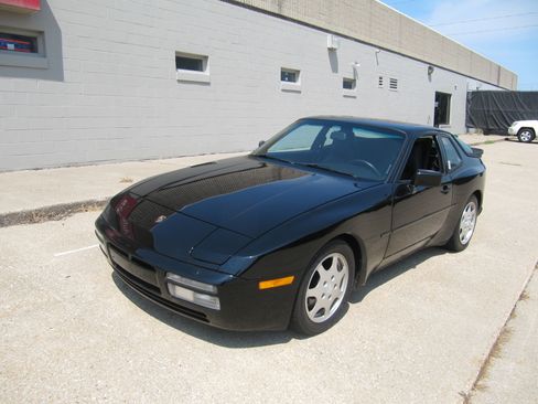 Used 1989 Porsche 944 Turbo Coupe RWD image 2