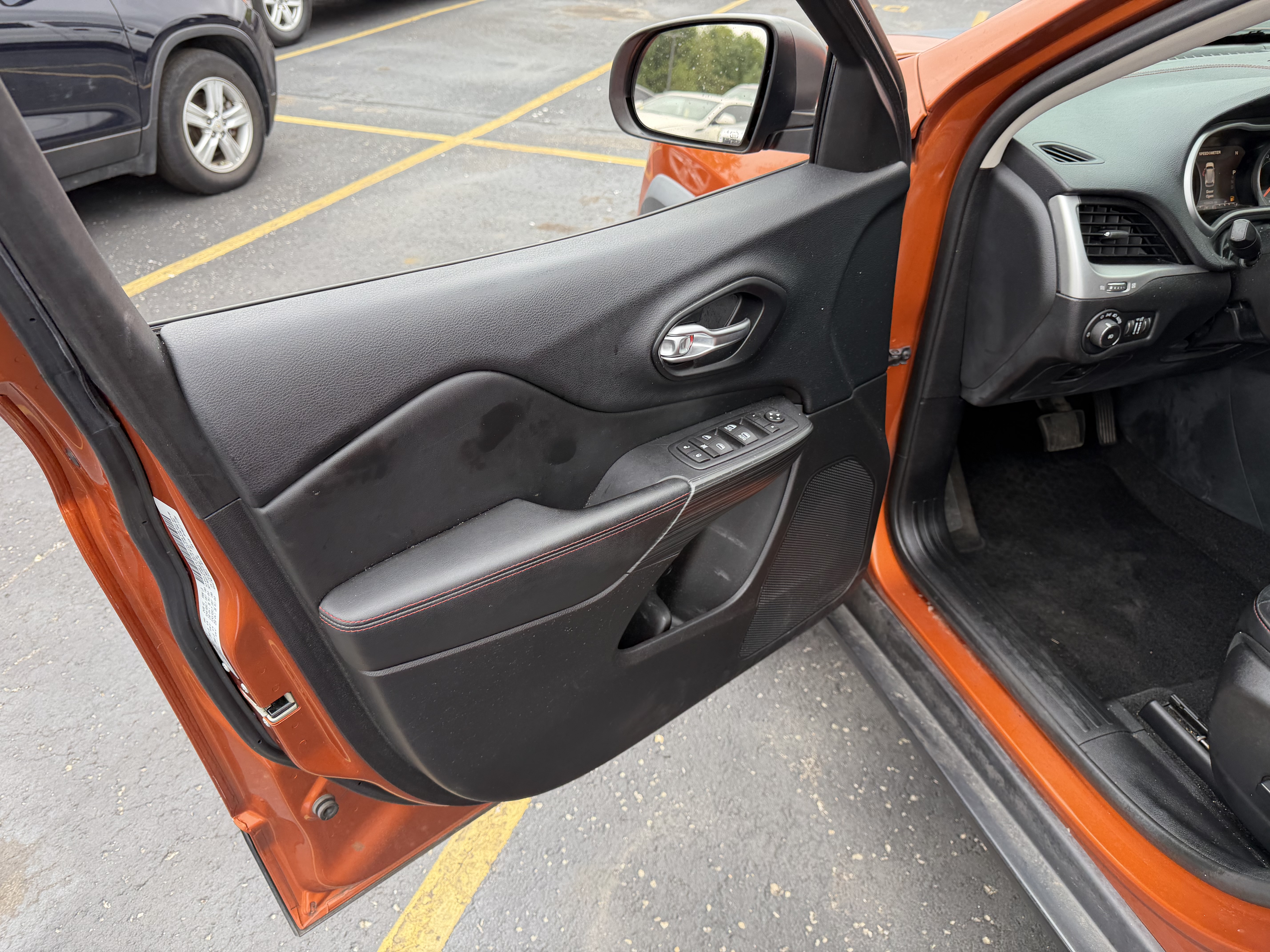 Used 2015 Jeep Cherokee 4WD Trailhawk image 5