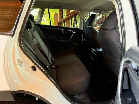 Used 2019 Toyota RAV4 AWD LE image 18