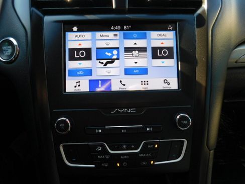 Used 2019 Ford Fusion SE image 19