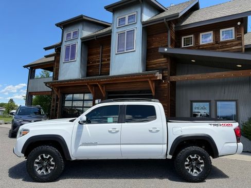 Used 2019 Toyota Tacoma 4x4 Double Cab image 2