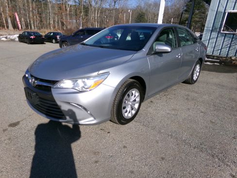 Used 2016 Toyota Camry LE image 12