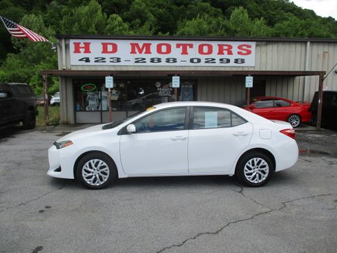 Used 2018 Toyota Corolla LE FWD image 1