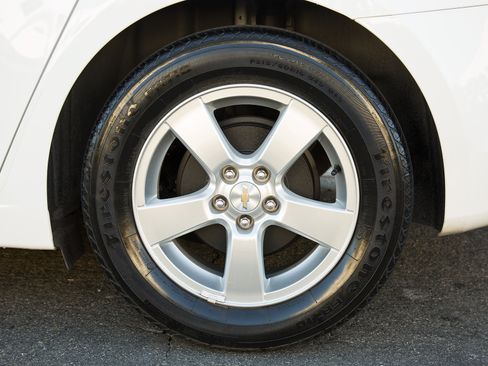 Used 2016 Chevrolet Cruze Limited LT image 9