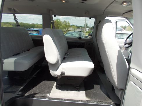 Used 2006 Ford E-150 and Econoline 150 Wagon RWD image 12