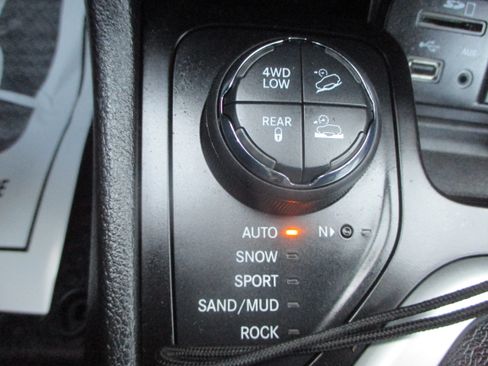 Used 2015 Jeep Cherokee Trailhawk image 5