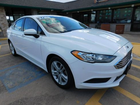 Used 2018 Ford Fusion SE image 2