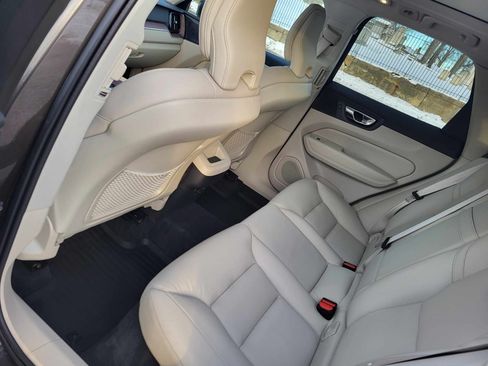 Used 2022 Volvo XC60 B5 Momentum image 16