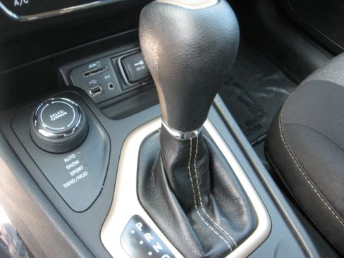 Used 2014 Jeep Cherokee 4WD Latitude image 12