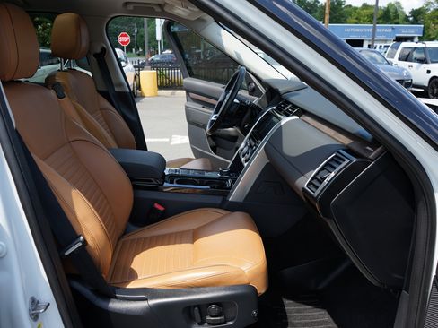 Used 2020 Land Rover Discovery HSE image 28