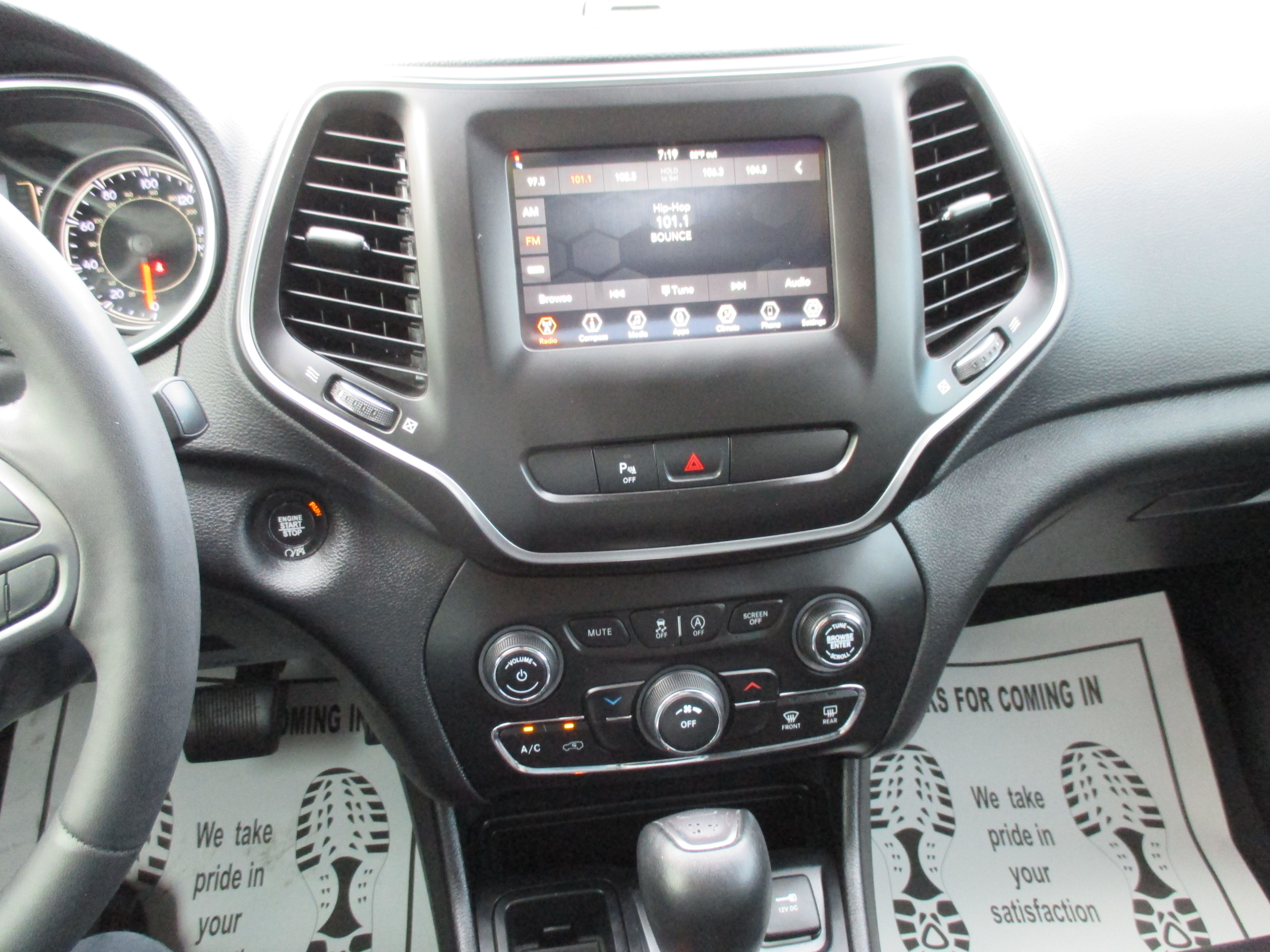 Used 2020 Jeep Cherokee Latitude Plus Sport Utility 4D FWD image 5