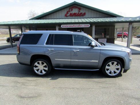 Used 2016 Cadillac Escalade Luxury image 1