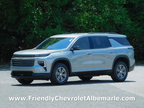 Used 2026 Chevrolet Traverse FWD LT image 1