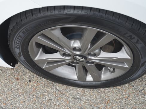 Used 2017 Hyundai Elantra SE image 31