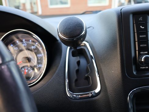 Used 2016 Chrysler Town & Country Touring image 28