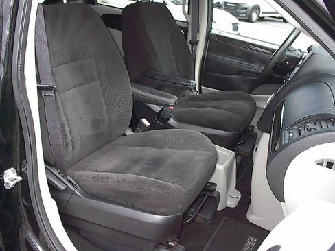 Used 2016 Dodge Grand Caravan SE image 10