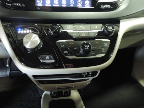 Used 2020 Chrysler Pacifica Touring-L Plus image 38