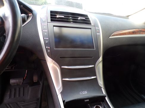 Used 2015 Lincoln MKZ image 12
