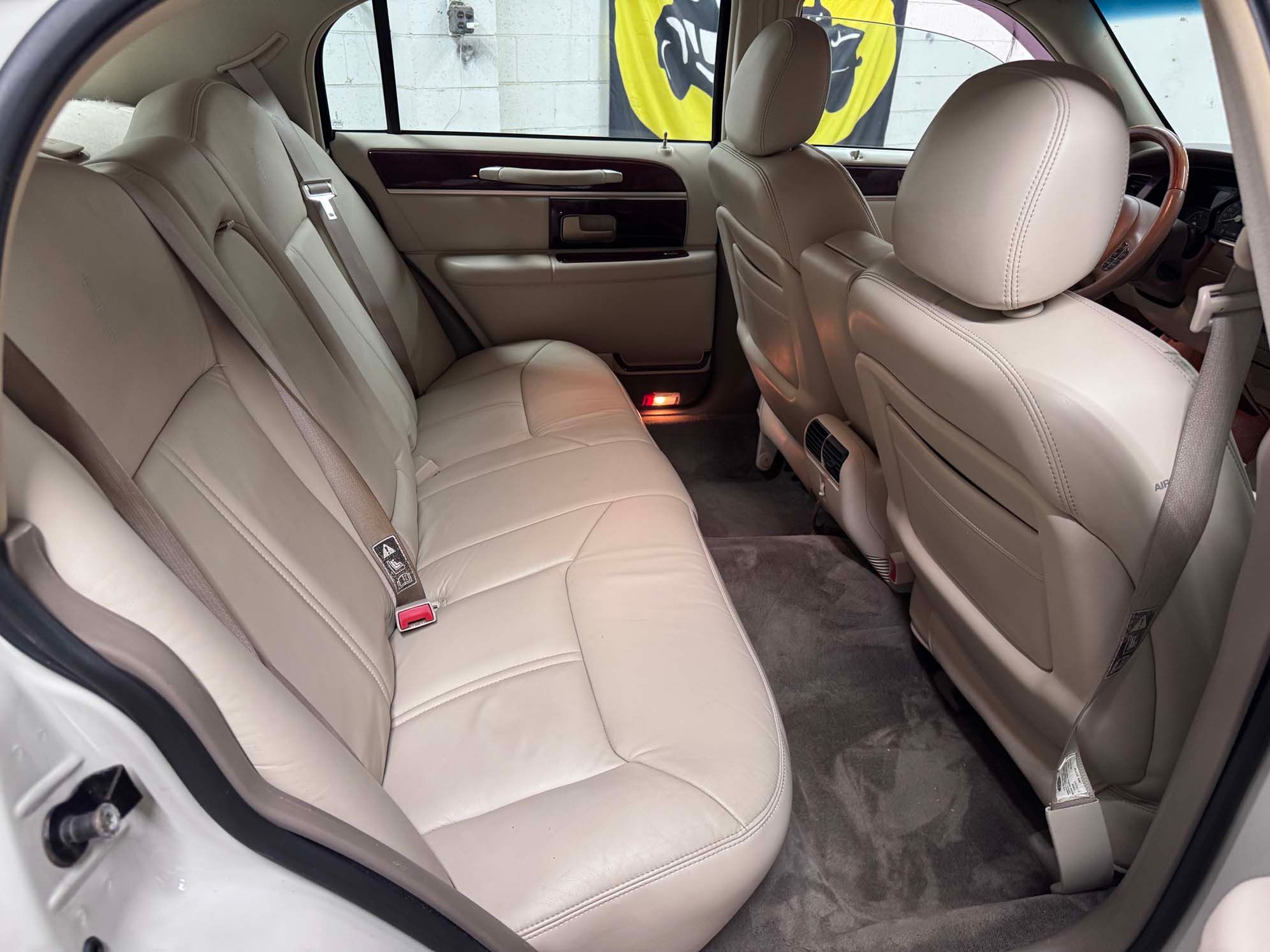 Used 2004 Lincoln Town Car Ultimate RWD image 20