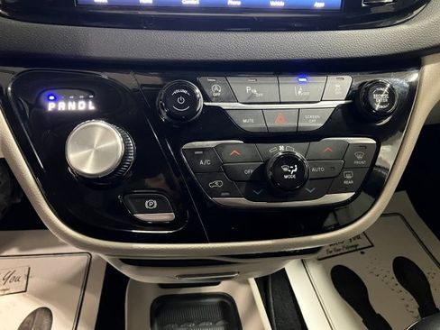 Used 2024 Chrysler Pacifica Touring-L image 12