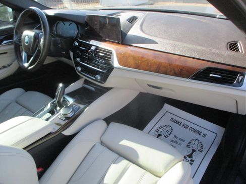 Used 2018 BMW 540i w/ Sport Package RWD image 4